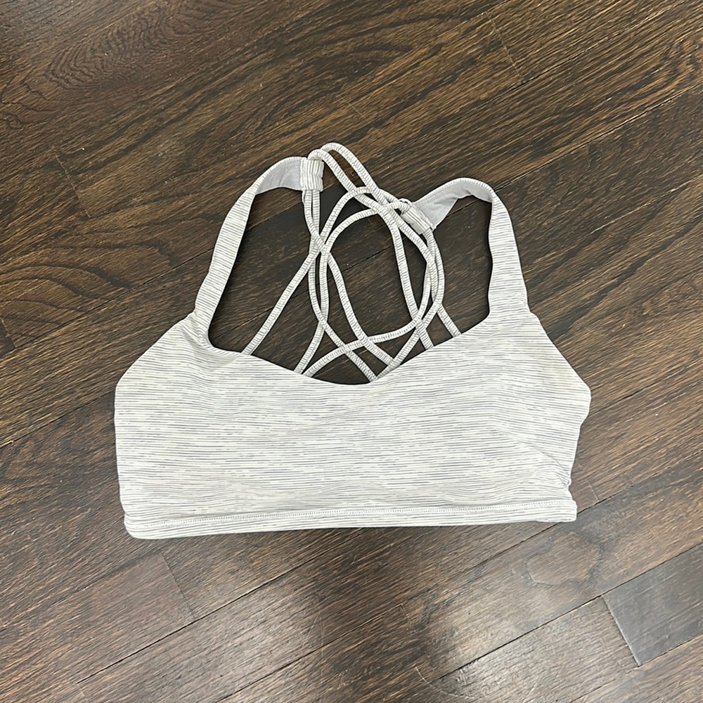 SUPER CUTE LULULEMON SPORTS BRA
